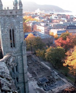In the autumn of 2004 archaeologists find traces of a sizeable building from the 1100s northwest of the Nidaros Cathedral in Trondheim. Could they be evidence of a royal estate? Photo: Unn Yilmaz/NIKU