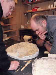 Curator Jørgen Fastner and research fellow Harald Høgseth are busy studying axe marks in the silicone casts. Photo: Nina Tveter