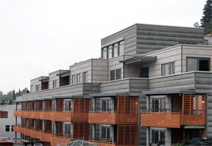 ENERGY CUT: These newly constructed lowenergy homes in Stjørdal are a result of interdisciplinary collaboration. Architect Grete Mahlum from Arhideho, Tor Helge Dokka, SINTEF and Bjørn Breivik, Husby Amfi Housing Co-operative have been central in the planning. Photo: Thor Nielsen