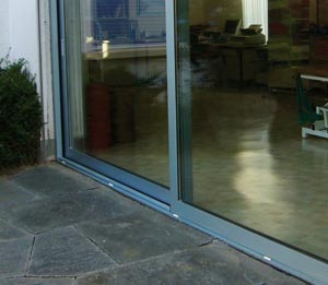 The coating on the aluminium frame of this sliding door means that the heat loss through the door is reduced by between 20 and 23 percent. Photo: SINTEF Materials and Chemistry