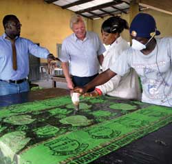 Technology businesses are also participating in the aid project. Project Manager Håkon Hynne (second from the left) pays close attention while a trainee textile worker receives instruction in the industrial city of Tema in Ghana. Photo: Svein Tønseth