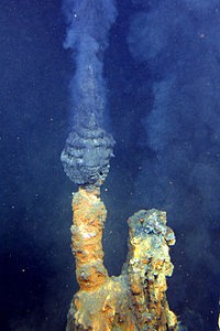 Langs de undersjøiske ryggene hvor kontinentalplatene møtes, dannes black smokers. Foto: Oceanic and Atmospheric Administration