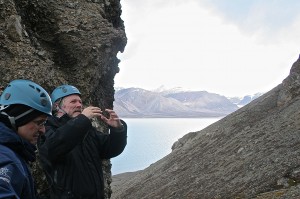 Peter Nielsen from Statoil explains Svalbard geology to students.
