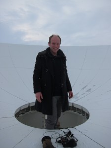 Music professor Øyvind Brandtsegg went to Svalbard to see the antennas there as part of his research for his installation for the Norwegian Mapping Authority. That was the start of a journey to the most powerful stars in the universe: quasars.