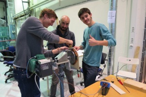 Studenter samarbeider om å montere generatoren sin.  Foto: Maren Agdestein, NTNU