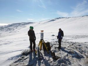 Bildet viser laserskanning på Kringsollfonna. Ved hjelp av en laserskanner måles hvor mye fonnene legger på seg om vinteren og smelter om sommeren. Foto: Geir Vatne, NTNU