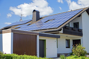 Fornyebar energi - solceller på et hus i Tyskland. Foto: Thinkstock