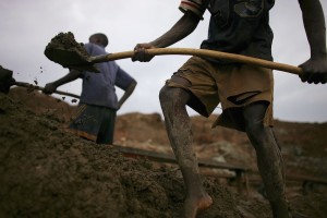Hvordan skal flere få glede av inntektene fra naturressurser? Her fra gullgraving i DR Kongo. Foto: Thinkstock