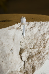 For å feste spikeren i bergprøven brukes en spikerpistol som er drevet av krutt. Målet er å utvikle et verktøy som kan gjøre jobben systematisk og langs hele brønnveggen. Den kan være flere kilometer lang. Foto: Thor Nielsen/SINTEF.