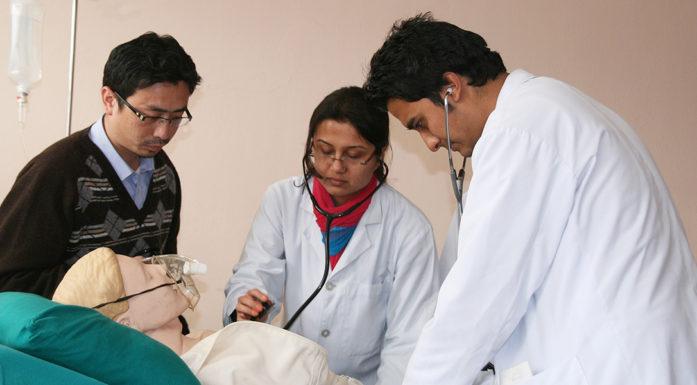 Et helseteam i Nepal i aksjon med simulatortrening med dukker. Foto: Erik Solligård