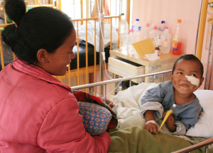 En liten gutt er på bedringens vei etter å ha fått rask og god behandling på Dhulikhel sykehus. Foto: Erik Solligård 