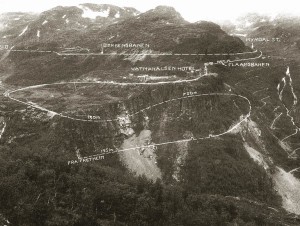 Flåmsbanen snor seg i bratte svinger gjennom Flåmsdalen. (Foto: NSB).