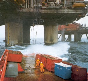 Dynamisk posisjonering gjør at plattformer og skip kan holde posisjonen sin i sjøen uten å ankre eller line. Foto: Statoil