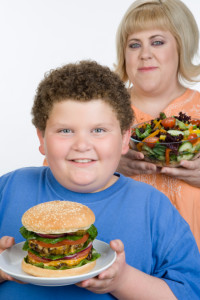 Voksne kan påvirke sine barns spisevaner. Foto: Thinkstock