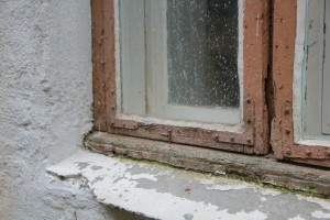 Gamle vindu i et verneverdig bygg, kan ikke skiftes. Men de kan tettes, isoleres og repareres. Foto: NIKU.