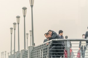 Bund i Shanghai i Kina er sterkt forurenset. Kineserne tjener store penger på å produsere varer som brukes i andre land. Kina står igjen med ansvaret for forurensningen. Er det rettferdig? Foto: Thinkstock