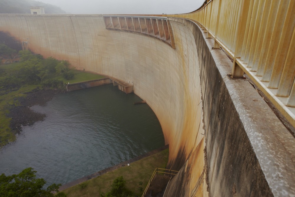 Depending upon its location, a hydropwer dam may not always be carbon neutral. n elevated view of the Pongolapoort Dam, South Africa. Photo: Moodboard