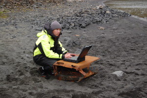 Martin Ludvigsen i arbeid på stranden av Nordlaguna. Foto: Johanna Kristina Anjar, NTNU