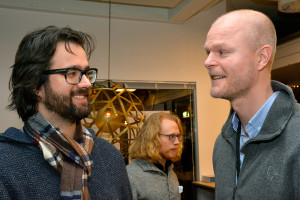 Ben Kuster, a Swiss master's student at the Technical University of Berlin, talks to Thomas Ulleberg from Wireless Trondheim. Photo; OIe Tolstad, NTNU