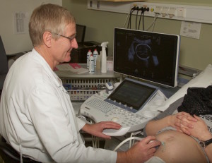 Torbjørn Moe Eggebø uses ultrasound to examine a pregnant woman. Photo: Harnå, NTNU