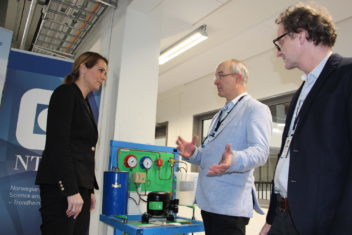 SINTEF and NTNU are working together on the development of a heat pump that can manufacture snow on its cold side and heat buildings from its hot side. Pictured here are NTNU and SINTEF researchers Armin Hafner (middle) and Petter Nekså explaining the principle of the heat pump to the Norwegian Minister of Culture Linda Hofstad Helleland. Photo: Christina Benjaminsen