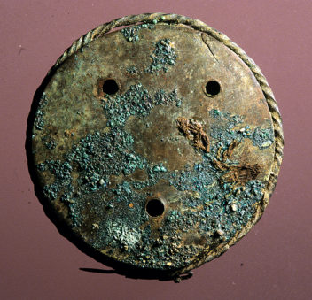 On the underside of the case that held the seal stamp found in Alstahaug were three holes and the remnants of a string. The string had been threaded through the holes for attaching the case to the indulgences letter. Photo: Per E. Fredriksen, NTNU University Museum