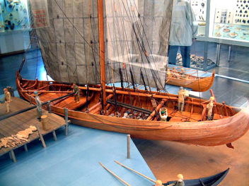 A model of a knarr – exhibited in a museum in Hedeby, in northern Germany. A knarr was a kind of a freighter, and was broader and shorter than a Viking war ship. Photo: Wikipedia 
