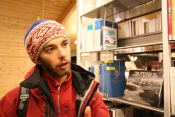 Niek Heijkoop has chosen to spend several months at a timeat 78 degrees North latitude. His laboratory is at UNIS, the University Centre in Svalbard. Photo: Anne Sliper Midling, NTNU