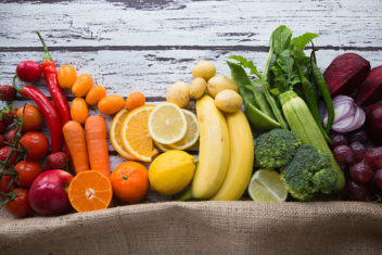 Many health authorities today recommend that we eat at least "five a day", which corresponds to approximately 500 grams of fruit and vegetables. A new analysis suggests that it’s possible to reduce the risk of disease and premature death even more, by eating more fruits and vegetables than is currently recommended. Illustration photo: Thinkstock