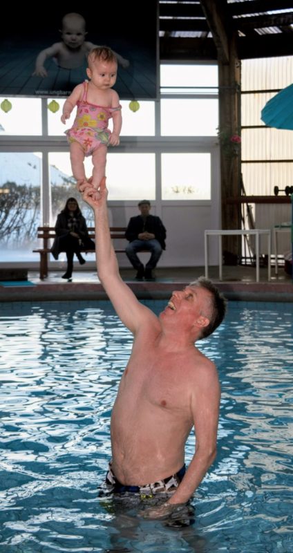 Snorri Magnússon runs baby swimming courses in Iceland. Here is four-month-old Eva standing on his hand. Photo: Ungbarnasund Snorra