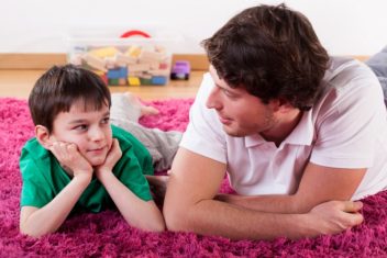 By watching the news with their children, parents have an opportunity to correct misunderstandings and provide additional information. Photo: Thinkstock
