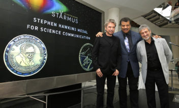 Two of the three winners of the Stephen Hawking Communication Medal, Jean-Michel Jarre (left) and Neil deGrasse Tyson (middle) at a press conference on 6 June at the Hayden Planetarium in New York City. The head of the Starmus Science Festival,  Garik Israelian, is on the right. Foto: Starmus/NTNU