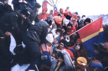 Demonstration against the construction of a hydroelectric power plant on the Alta-Kautokeino waterway in 1981. Police remove protesters blocking the access road in Stilla in January 1981. Photo: Helge Sunde/Samfoto