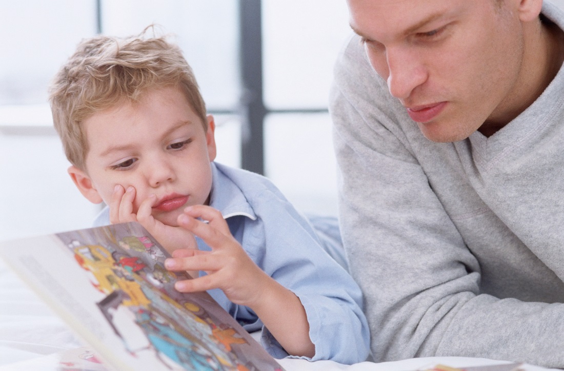 То что подарила сына читать. Отец и сыновья читать. Картинка папа читает сыну книгу. Картинки отец читает книгу сыну.