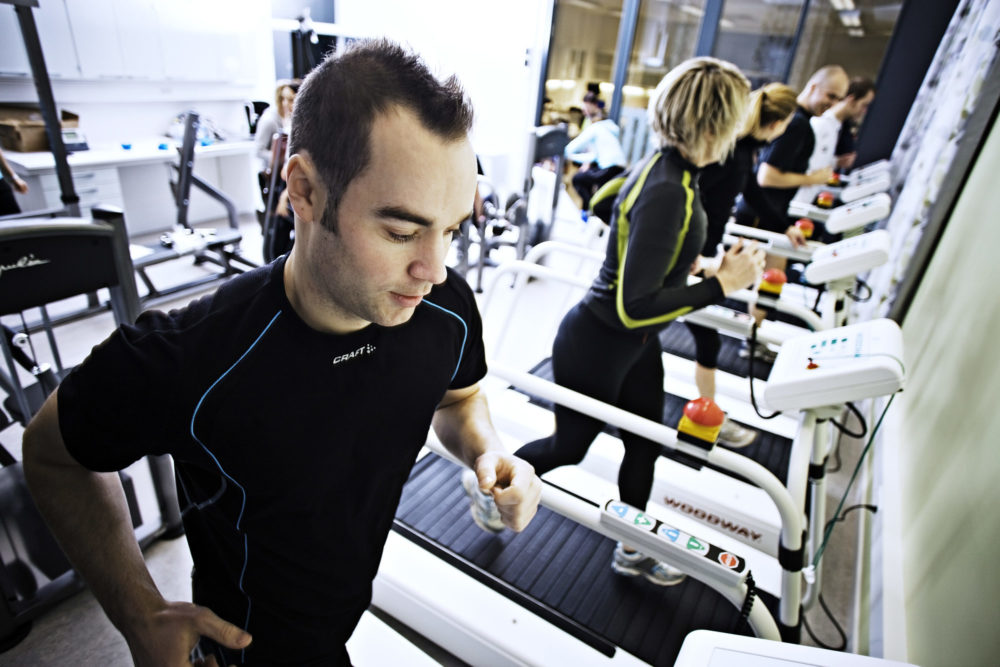 People jogging in threadmills in a gym