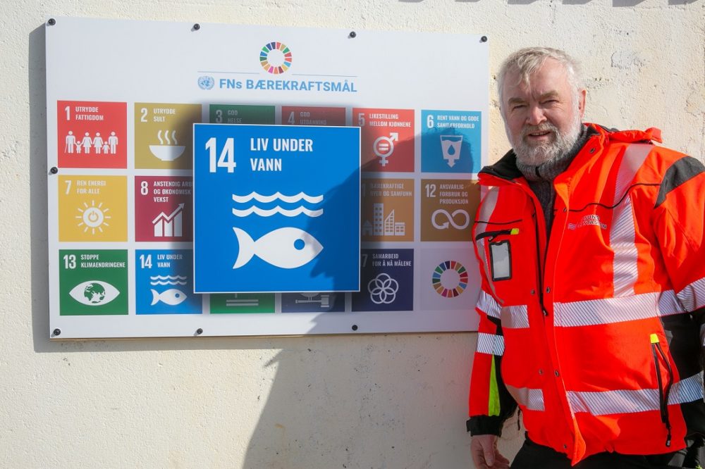 Odd Arne Arnesen posting infront of UN sustainability goals