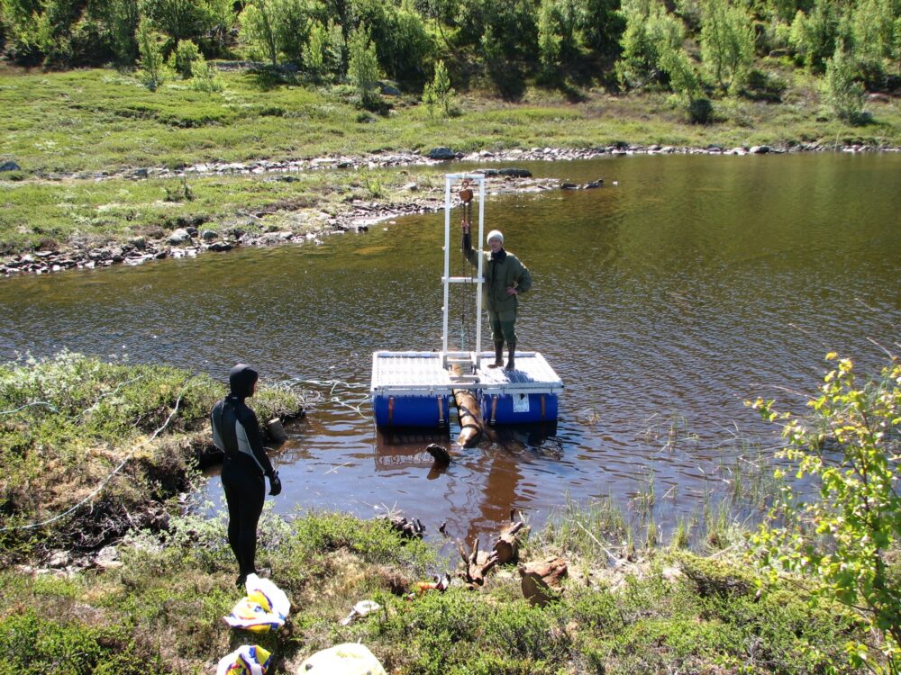 Tree ring research: Researchers with a raft to bring logs up from the bottom of a lake