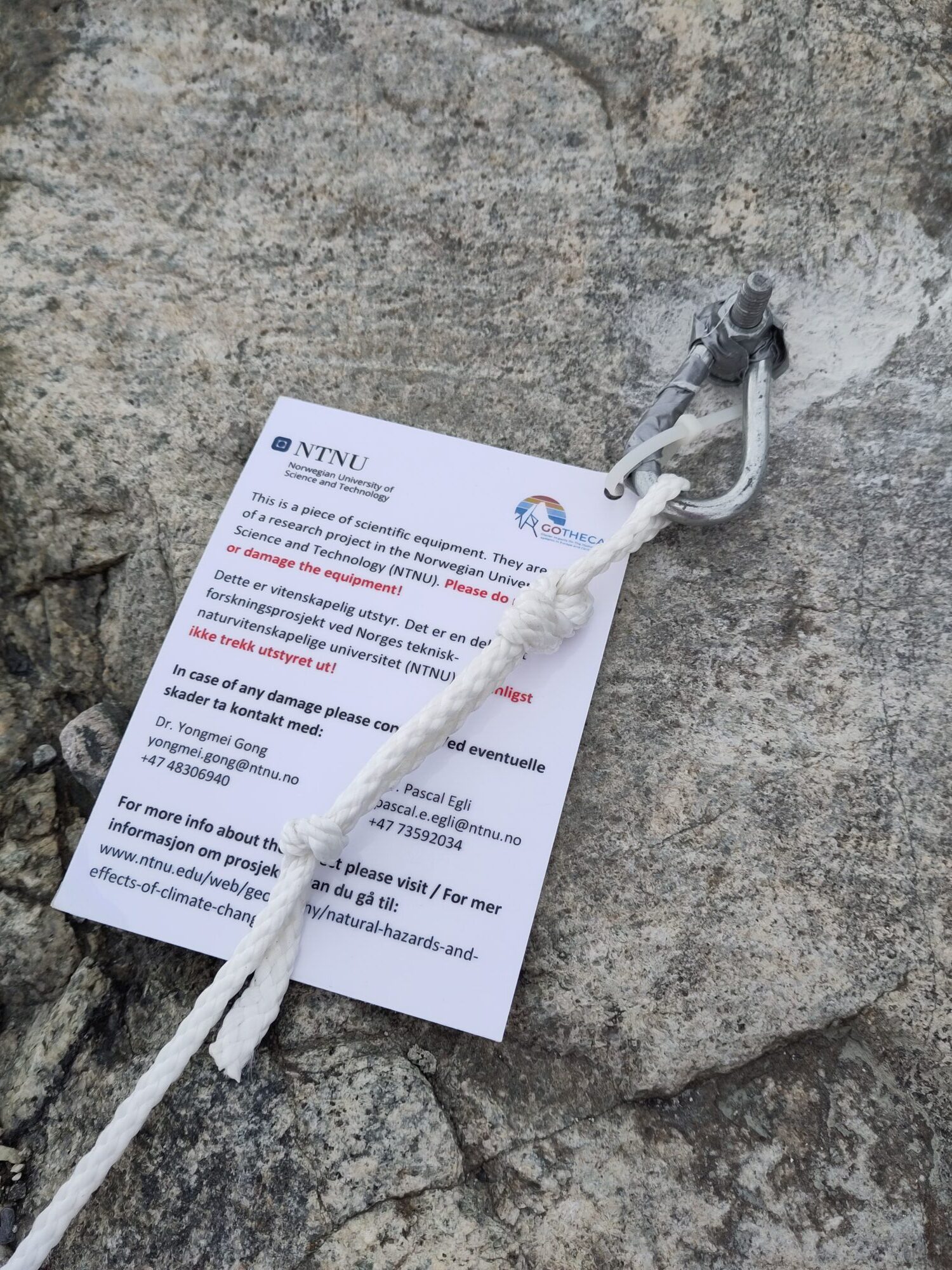 A group of researchers wants to help communities living close to melting glaciers. Photo shows an official information note to bypassers from the scientists at NTNU.