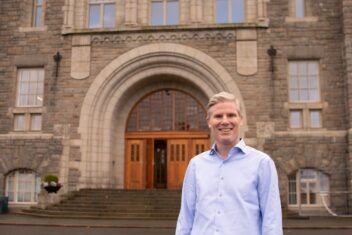 Gas turbines. The photo shows Professor James R. Dawson in front of an NTNU building.