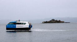 The Frosta boat racing along on hydrofoils in Trondheim fjord. Photo.