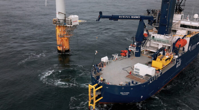 Here the electric service boat is charging with the new inductive solution – far out to sea and powered by a wind turbine. Photo: Vard