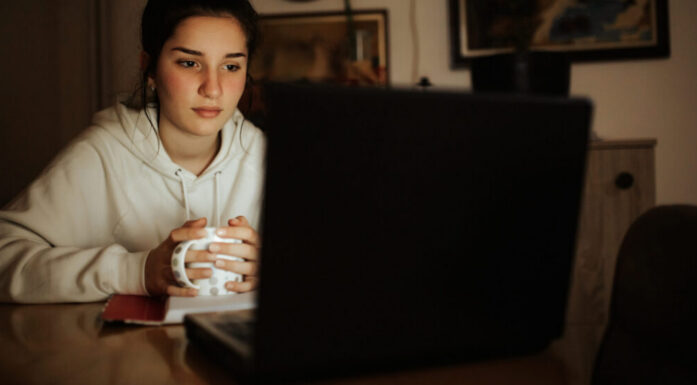 Young woman in front of pc, late night. Illustration photo: iStock