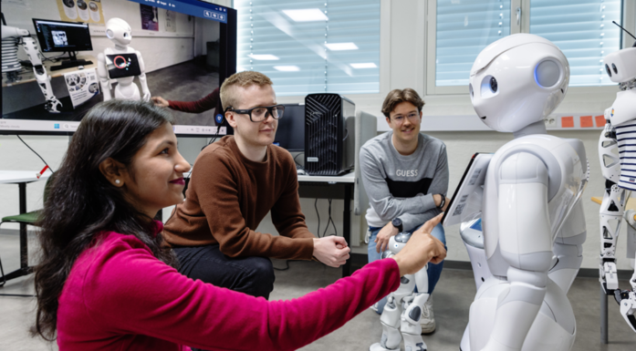 The robot Pepper and students. Photo.