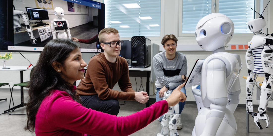 The robot Pepper and students. Photo.