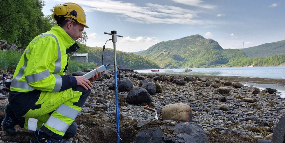 Thermal resistivity (heat resistance) describes how much a material resists heat conductivity. Soil materials like sand, crushed stone and other masses around power cables have great importance for the cable's current-carrying capacity. Photo: Kristian Solheim Thinn, SINTEF.