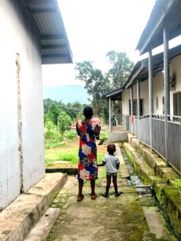 Mother, infant and young child at Masanga Hospital in Sierra Leone. Photo.