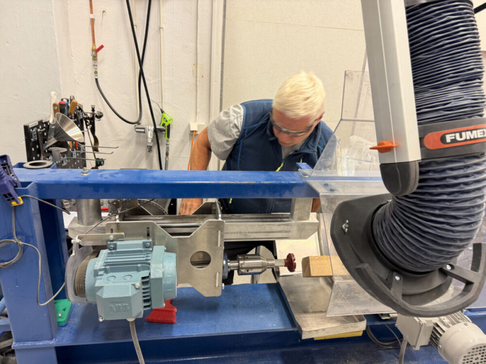 senior technician Øystein Holmberget at SINTEF is milling samples of the oak that will be used in the new doors of Nidaros Cathedral. 