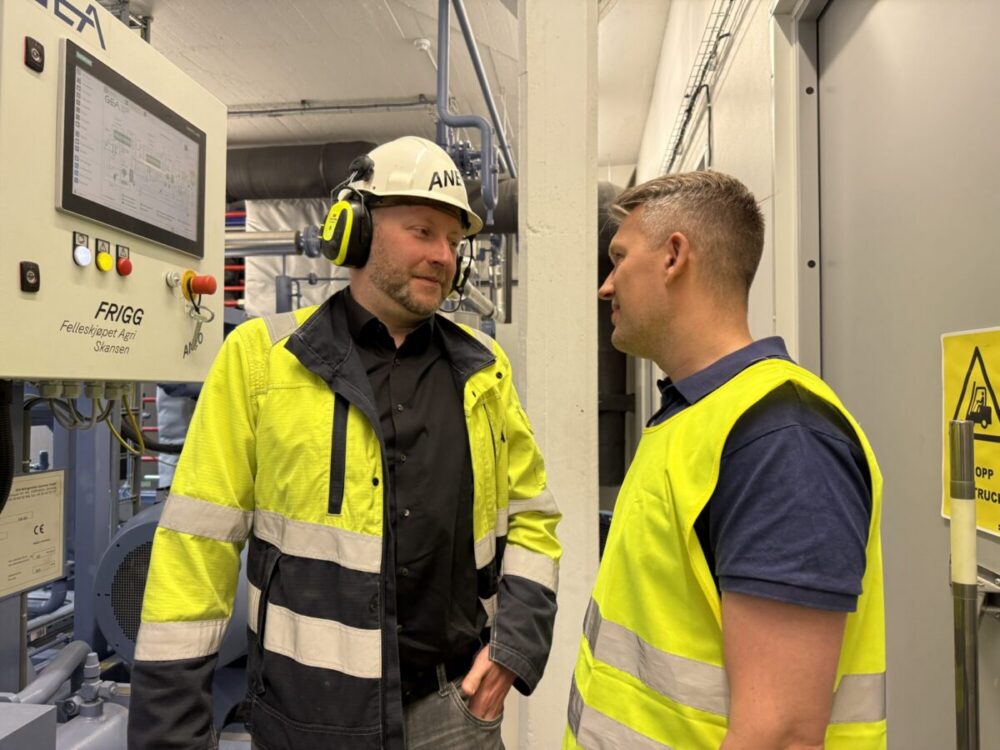 Christian Schlemminger from Aneo Industry and Ole Marius Moen from SINTEF Energy discuss the technology in the Frigg heat pump.