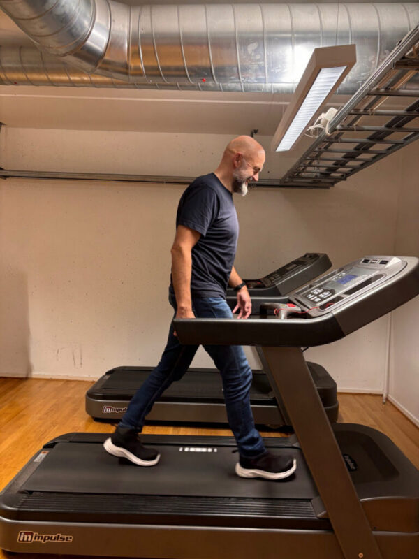 Twenty-one test subjects have participated in the study in which the new shoe design has been tested and compared with traditional models. Here is test subject Ole Einar Brækken running on the treadmill. 