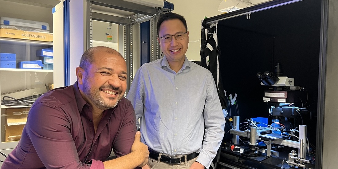 Emre Yaksi and Anh-Tuan Trinh in the lab.